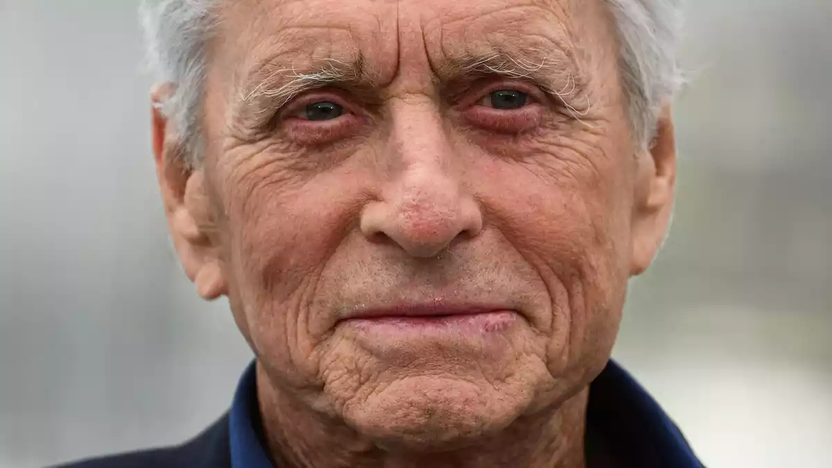Manch atemberaubender Frau ist US-Schauspieler Michael Douglas schon nahe gekommen - vor und hinter der Kamera, wie er in seinen Memoiren nun verrät. (Archiv) - Bild: Christophe Simon/3p-afp/dpa