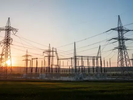 Moderne Hochspannungstransformatorenstation in einer ländlichen Umgebung bei Sonnenuntergang. - Foto: über boerse-global.de