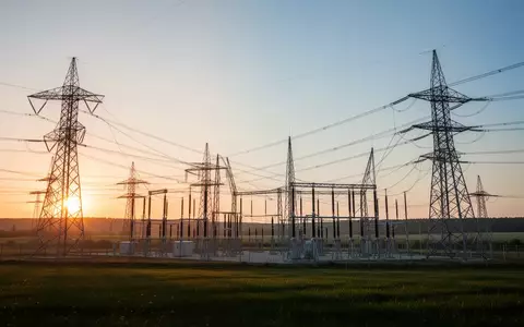 Moderne Hochspannungstransformatorenstation in einer ländlichen Umgebung bei Sonnenuntergang. - Foto: über boerse-global.de