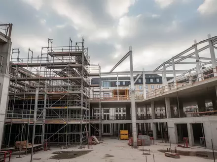 Eine Baustelle mit Gerüst an einem städtischen Bestandsgebäude in einem deutschen Stadtzentrum. - Foto: über boerse-global.de