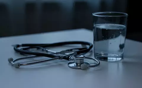 Symbolbild: Stethoskop neben einem Glas Wasser - Foto: über boerse-global.de