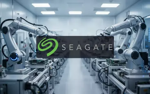 Moderne, technologische Fertigungshalle für Hardware-Komponenten mit Fokus auf industrielle Präzision. - Foto: über boerse-global.de