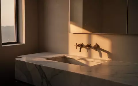 Minimalistisches Badezimmer in der Abenddämmerung mit sanftem Licht und klaren Strukturen. - Foto: über boerse-global.de