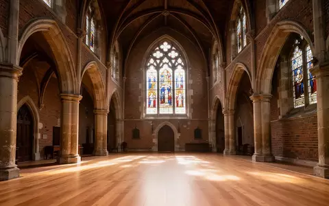 Innenansicht der Nikolaikirche in Rostock mit hohen Gewölbebögen und einfallendem Tageslicht. - Foto: über boerse-global.de