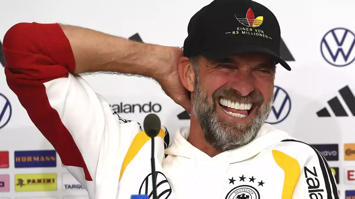 Gute Laune bei Jürgen Klopp.  - Bild: Christian Charisius/dpa