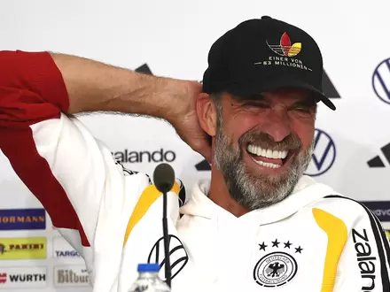 Gute Laune bei Jürgen Klopp. - Foto: Christian Charisius/dpa