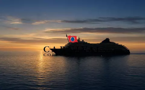 Silhouette eines luxuriösen Kreuzfahrtschiffes auf ruhigem, blauem Ozean bei Sonnenuntergang. - Foto: über boerse-global.de