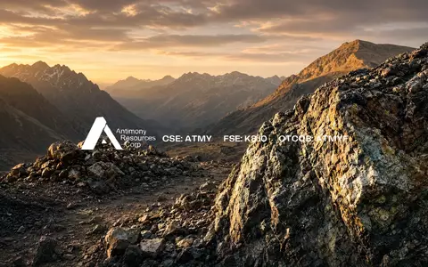 Abstrakte Darstellung einer geologischen Minenexploration in einer Berglandschaft bei goldenem Licht. - Foto: über boerse-global.de