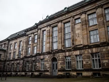 Historisches Gebäude eines deutschen Amtsgerichts bei bewölktem Himmel. - Foto: über boerse-global.de