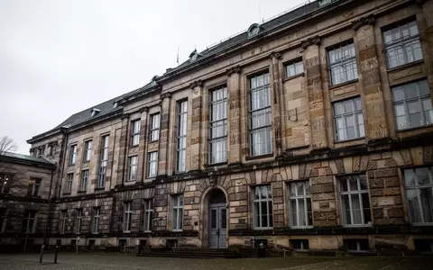 Historisches Gebäude eines deutschen Amtsgerichts bei bewölktem Himmel. - Foto: über boerse-global.de