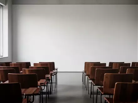 Ein leerer, moderner Vortragssaal mit minimalistischer Bestuhlung und natürlichem Lichteinfall. - Foto: über boerse-global.de