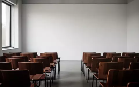 Ein leerer, moderner Vortragssaal mit minimalistischer Bestuhlung und natürlichem Lichteinfall. - Foto: über boerse-global.de