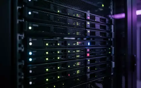 Dunkler Serverraum mit leuchtenden Status-LEDs in einem Rack. - Foto: über boerse-global.de