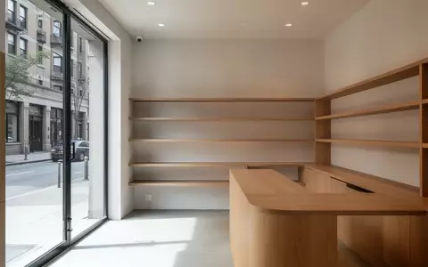 Ein minimalistisch gestalteter Verkaufsraum mit Regalen und Tageslichteinfall, ohne Personen oder technische Geräte. - Foto: über boerse-global.de