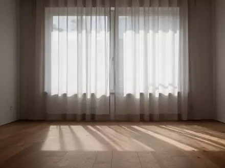 Ein minimalistischer, ruhiger Raum mit sanftem Tageslicht, der eine Atmosphäre der Konzentration und Entspannung vermittelt. - Foto: über boerse-global.de