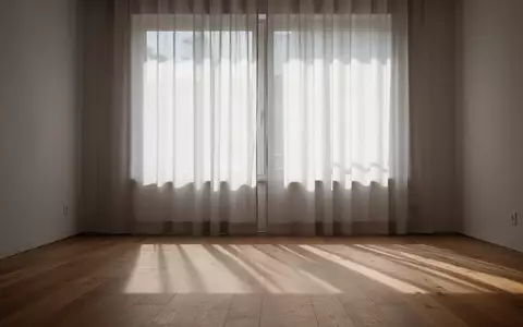 Ein minimalistischer, ruhiger Raum mit sanftem Tageslicht, der eine Atmosphäre der Konzentration und Entspannung vermittelt. - Foto: über boerse-global.de