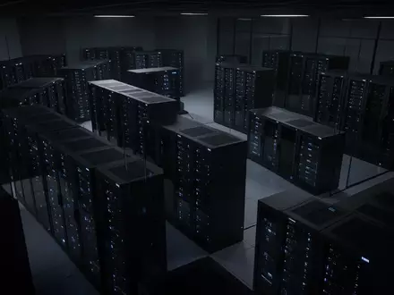 Dunkles, modernes Rechenzentrum mit leuchtenden blauen Status-LEDs an Server-Racks in einer minimalistischen Architektur. - Foto: ĂĽber boerse-global.de