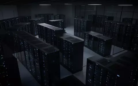 Dunkles, modernes Rechenzentrum mit leuchtenden blauen Status-LEDs an Server-Racks in einer minimalistischen Architektur. - Foto: über boerse-global.de