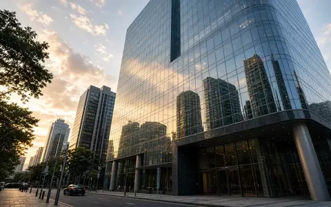 Moderne Glaswolkenkratzer im Finanzviertel von Singapur bei Sonnenuntergang. - Foto: über boerse-global.de