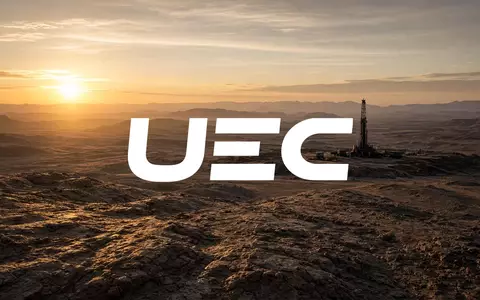 Weite Wüstenlandschaft bei Sonnenaufgang als Symbol für den Uranabbau und die Energiegewinnung. - Foto: über boerse-global.de
