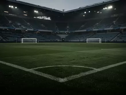 Ein leeres Fußballfeld in einem Stadion in der Dämmerung, das die Stille und Atmosphäre des leeren Spielfelds unterstreicht. - Foto: über boerse-global.de