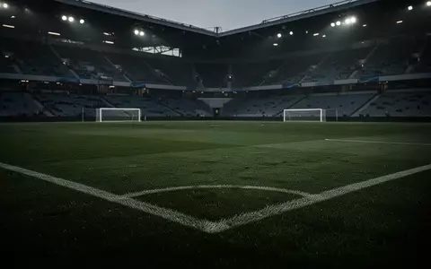 Ein leeres Fußballfeld in einem Stadion in der Dämmerung, das die Stille und Atmosphäre des leeren Spielfelds unterstreicht. - Foto: über boerse-global.de