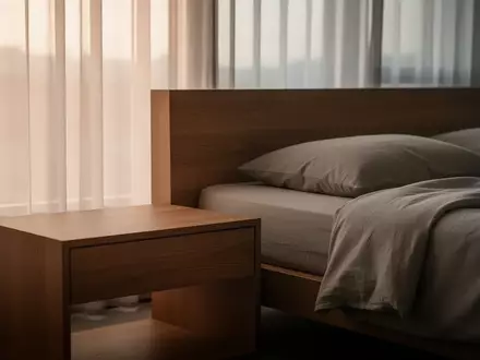 Ein minimalistisch eingerichtetes Schlafzimmer mit weichem Tageslicht und neutraler Bettwäsche. - Foto: über boerse-global.de
