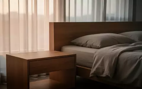 Ein minimalistisch eingerichtetes Schlafzimmer mit weichem Tageslicht und neutraler Bettwäsche. - Foto: über boerse-global.de