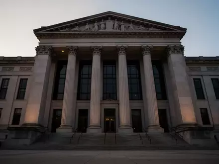 Die leere Fassade eines monumentalen Regierungsgebäudes in der Abenddämmerung. - Foto: über boerse-global.de
