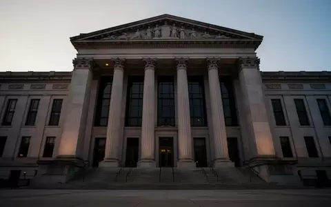 Die leere Fassade eines monumentalen Regierungsgebäudes in der Abenddämmerung. - Foto: über boerse-global.de