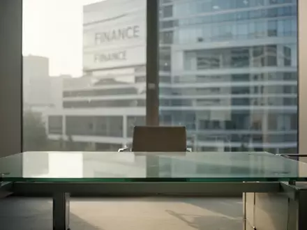 Ein minimalistischer, moderner Büroarbeitsplatz mit einem leeren Schreibtisch in einem hellen, architektonisch gestalteten Gebäude. - Foto: über boerse-global.de