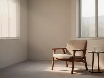 Ein minimalistischer, ruhiger Beratungsraum mit einem leeren Holzstuhl in sanftem Tageslicht. - Foto: über boerse-global.de