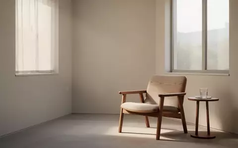 Ein minimalistischer, ruhiger Beratungsraum mit einem leeren Holzstuhl in sanftem Tageslicht. - Foto: über boerse-global.de