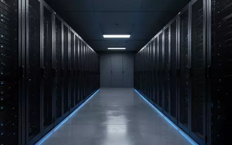 Ein moderner, in kühles blaues Licht getauchter Serverraum mit metallischen Schrankreihen in einer minimalistischen Industrieumgebung. - Foto: über boerse-global.de