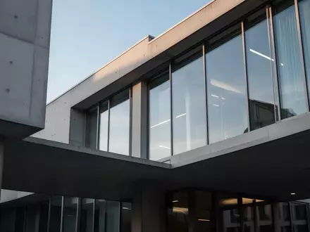 Moderne Fassade eines Finanzamtsgebäudes mit klaren Linien und Glasfronten bei Tageslicht. - Foto: über boerse-global.de
