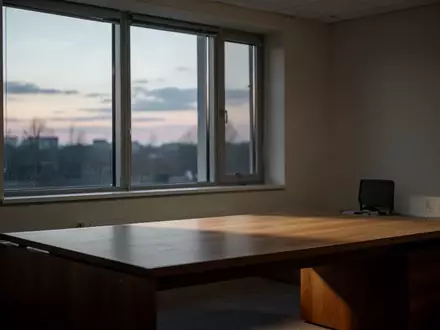 Ein ruhiger, leerer Büroarbeitsplatz in der Abenddämmerung mit weichem Lichteinfall und minimalistischer Einrichtung. - Foto: über boerse-global.de