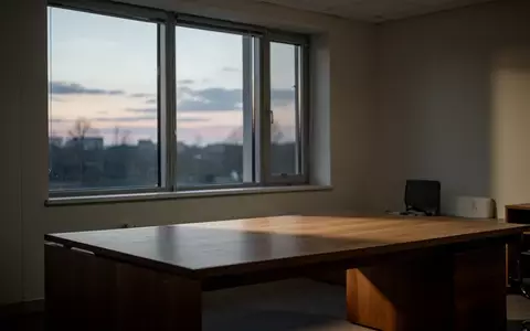 Ein ruhiger, leerer Büroarbeitsplatz in der Abenddämmerung mit weichem Lichteinfall und minimalistischer Einrichtung. - Foto: über boerse-global.de
