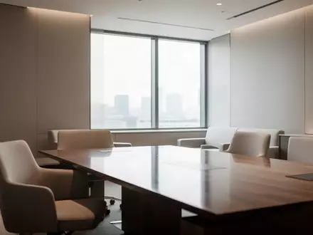 Ein minimalistisch gestalteter, leerer Büroarbeitsplatz mit moderner Einrichtung und natürlichem Lichteinfall. - Foto: über boerse-global.de