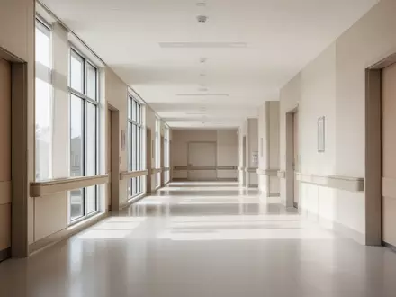 Ein heller, moderner Krankenhausflur mit neutralem Design und einfallendem Tageslicht ohne Personen oder medizinisches Gerät. - Foto: über boerse-global.de