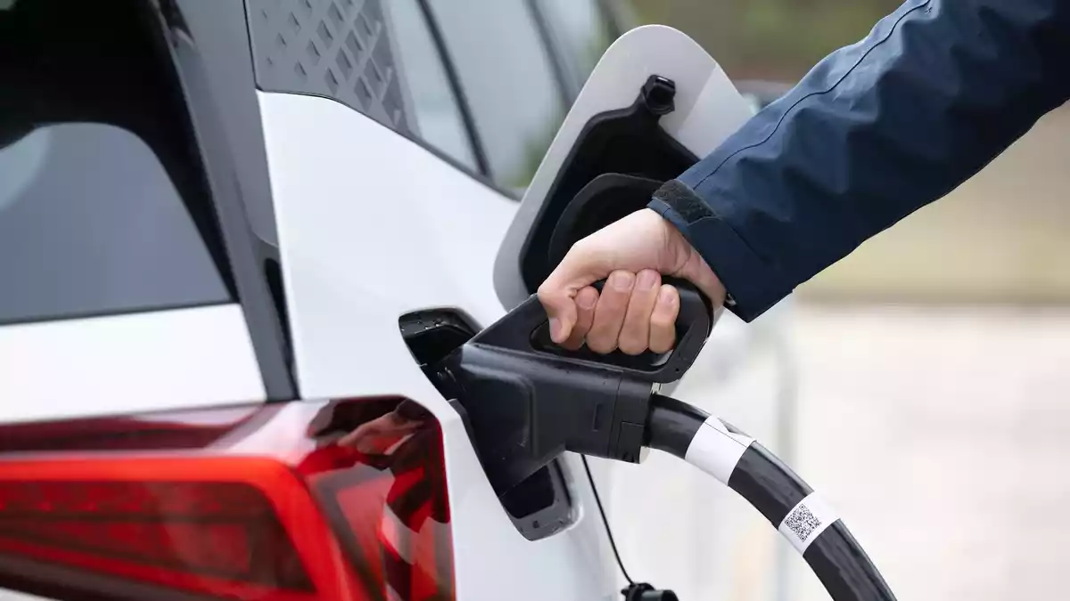 Inzwischen gibt es mehr als 200.000 öffentliche Ladepunkte für Elektroautos. (Archivbild) - Bild: Sebastian Kahnert/dpa