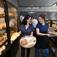 In vielen Städten gibt es die Balkan-Bäckereien mittlerweile.  - Foto: Felix Kästle/dpa