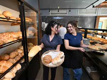 In vielen Städten gibt es die Balkan-Bäckereien mittlerweile.  - Foto: Felix Kästle/dpa