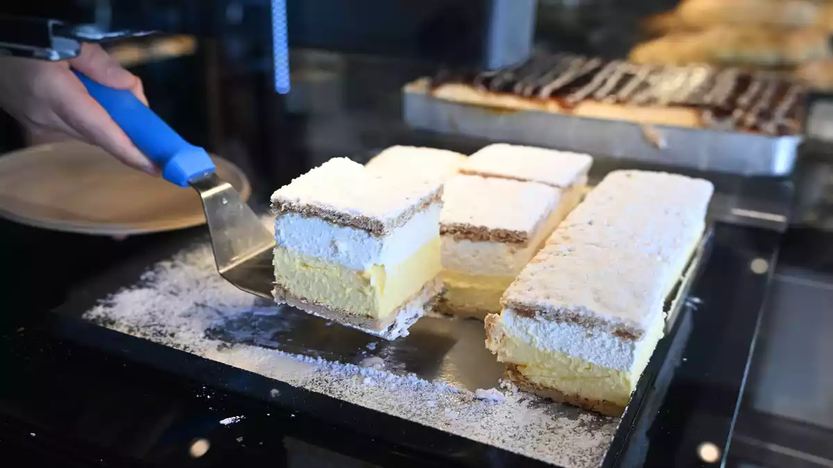 Die Vanillecreme-Schnitte ist auch ein beliebter Klassiker.  - Bild: Felix Kästle/dpa