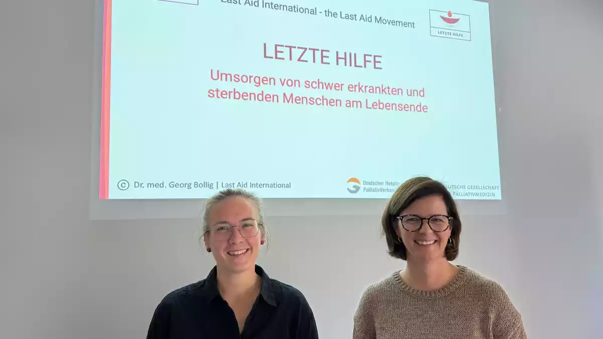 Letzte-Hilfe-Kurse gibt es inzwischen an vielen Orten in Deutschland (Archivbild) - Bild: Birgit Reichert/dpa