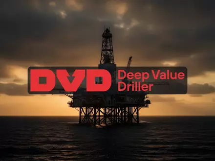 Silhouette einer Offshore-Bohrplattform vor einem dramatischen Abendhimmel über dem Meer. - Foto: über boerse-global.de