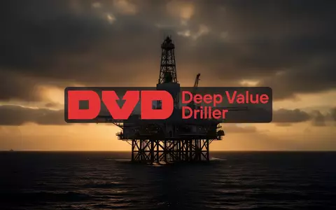 Silhouette einer Offshore-Bohrplattform vor einem dramatischen Abendhimmel über dem Meer. - Foto: über boerse-global.de