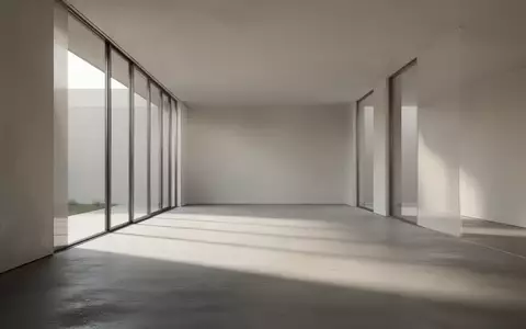 Ein minimalistischer, moderner Innenraum mit weichem Tageslicht und klaren architektonischen Linien ohne Personen. - Foto: über boerse-global.de