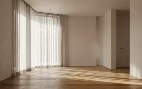 Ein minimalistisch gestalteter, lichtdurchfluteter Raum mit warmem Lichteinfall und einer ruhigen, professionellen Atmosphäre. - Foto: über boerse-global.de
