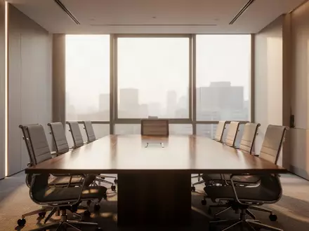 Ein leerer, minimalistischer Konferenzraum mit modernem Mobiliar in natürlichem Licht. - Foto: über boerse-global.de