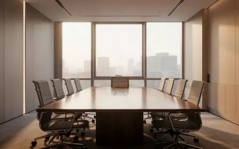Ein leerer, minimalistischer Konferenzraum mit modernem Mobiliar in natürlichem Licht. - Foto: über boerse-global.de